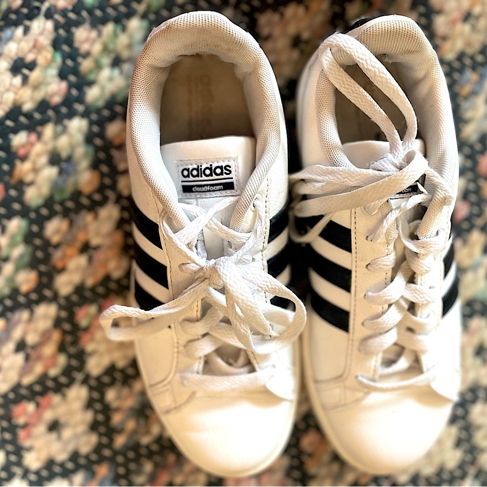 Size 7 court adidas sneakers